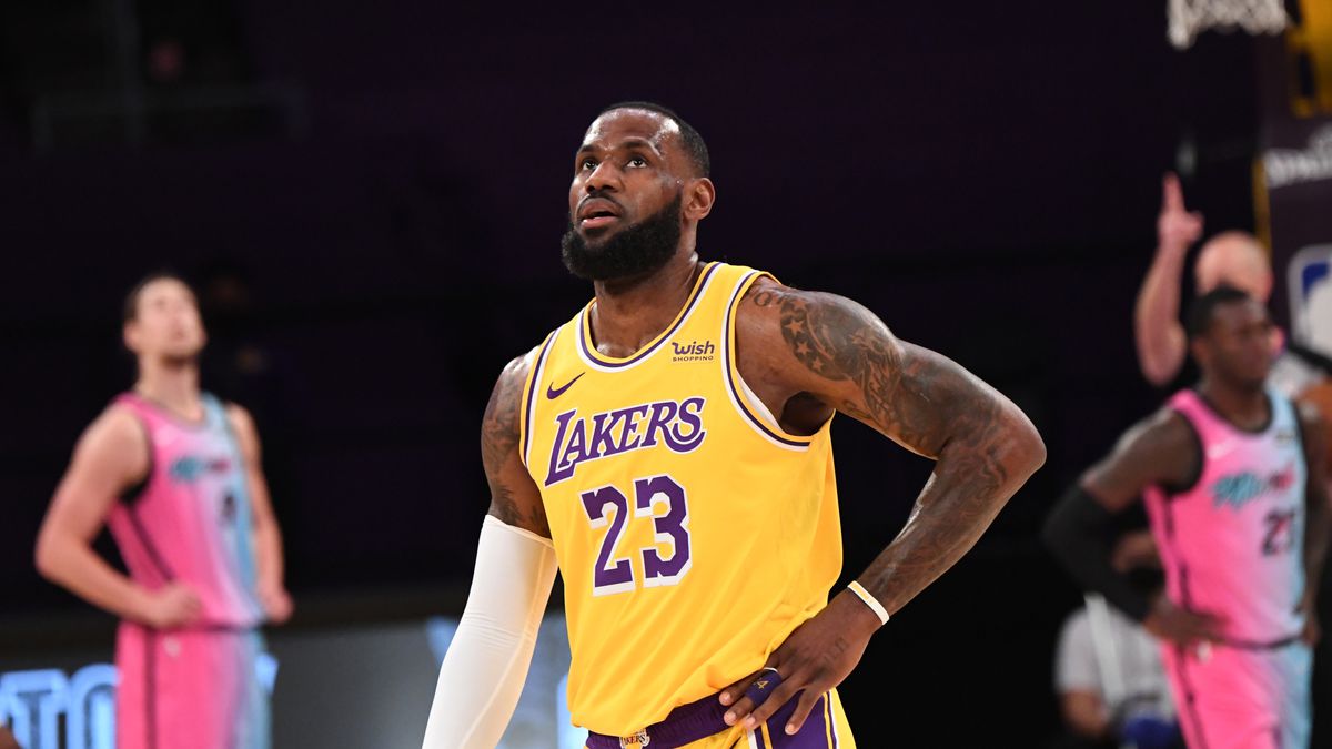 Should We Start Worrying About the Lakers?